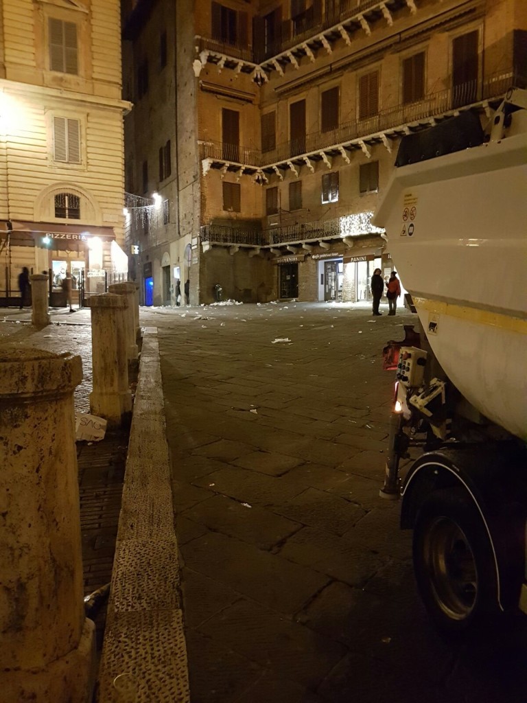 A Capodanno SEI Toscana subito a lavoro. In poche ore ripulita piazza del Campo