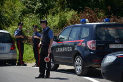 Gruppo di operai prepara una grigliata all'aperto, scatta la denuncia dei carabinieri