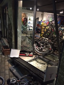 Allarme e fumogeni: ladri in fuga alla Sam Sport - IL VIDEO E LE FOTO