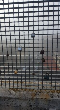 Lucchetti dell'amore, gli innamorati scelgono il ponte di Ravacciano