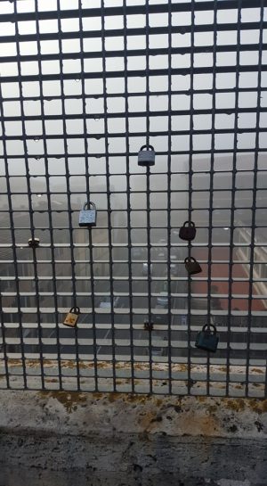 Lucchetti dell'amore, gli innamorati scelgono il ponte di Ravacciano