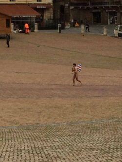 Nudo in Piazza con una bandiera in mano - Le foto