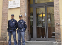 Agenti della Polizia di Siena pagano l'ostello a due senzatetto