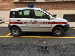 Auto del Comune nel parcheggio invalidi