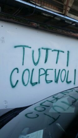 Tifosi Mens sana arrabbiati tappezzano il palasport di scritte