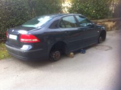 Rubano quattro gomme ad auto parcheggiata