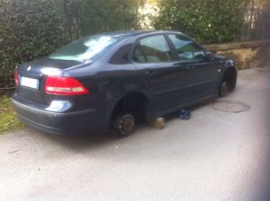 Rubano quattro gomme ad auto parcheggiata