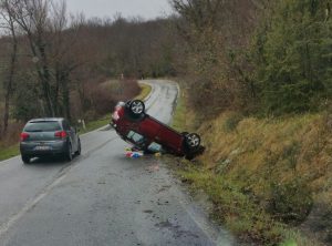 Due gravi incidenti, auto ribaltate