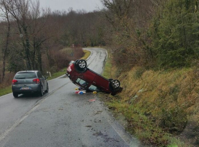 Due gravi incidenti, auto ribaltate