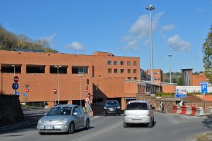 Lancia sassi dalla terrazza e colpisce auto: denunciato quattordicenne