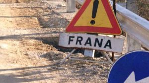 Frana muro di contenimento sotto la tangenziale, nessun ferito e nessun danno
