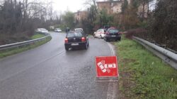 Scontro tra auto nella curva di Costalpino