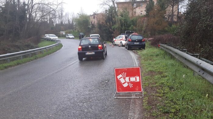 Scontro tra auto nella curva di Costalpino