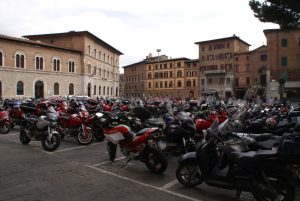 Il Comune dichiara guerra ai motorini