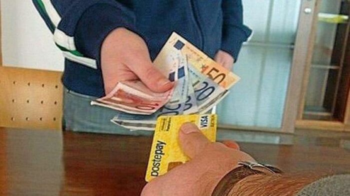 Fuggono senza pagare la ricarica Poste Pay, denuncia per truffa