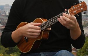 Fidanzati benestanti ladri per noia,  rubano strumento musicale