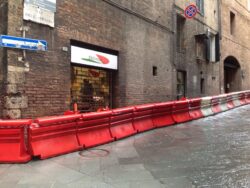 Cade travicello, transenne in via dell'Abbadia