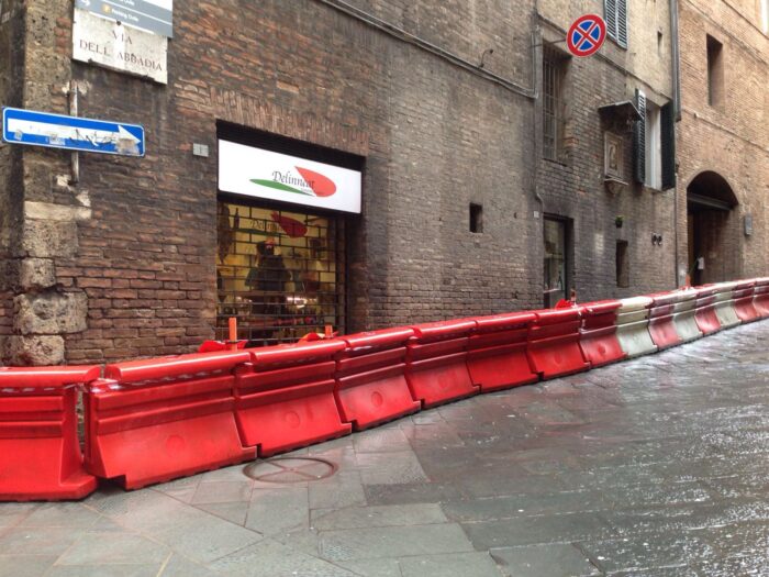 Cade travicello, transenne in via dell'Abbadia