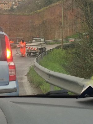 Chiusura via Peruzzi, caos traffico e file chilometriche