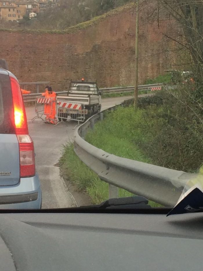 Chiusura via Peruzzi, caos traffico e file chilometriche