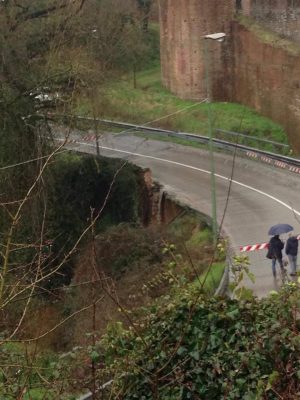 Via Peruzzi riapre a senso unico