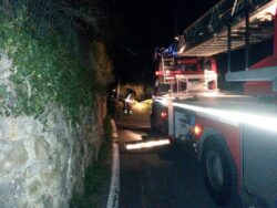 Crolla il solaio di una palazzina, salvata novantenne