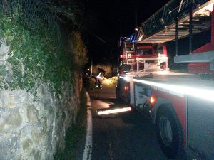 Crolla il solaio di una palazzina, salvata novantenne