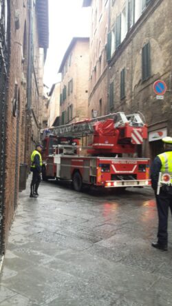 Anziana sola cade in casa, salvata dai vigili del fuoco