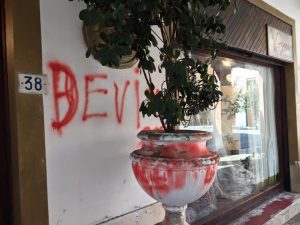 Muri e vetrine del centro imbrattati, la rabbia di cittadini e commercianti- LE FOTO