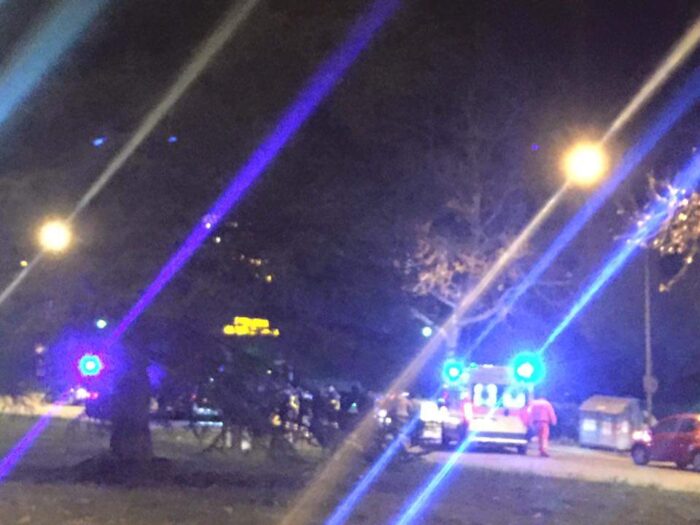 Sbanda e capotta, via Bracci bloccata