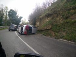 Auto ribaltata a Costafabbri