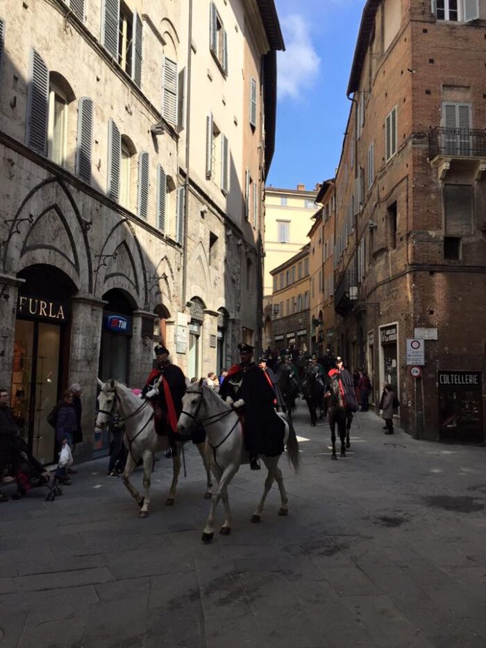 Sfilata in centro "A cavallo sulla pietra serena&rdquo;