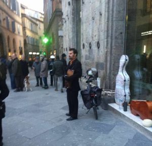 Suonatore di strada derubato insegue i ladri e recupera le offerte