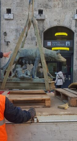 E' tornata al suo posto la Lupa di piazza Tolomei