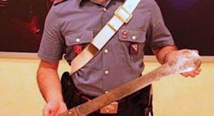 Brandisce machete per aiutare la fidanzata