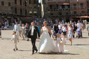Teatro per matrimoni e non per spettacoli: infuria la polemica