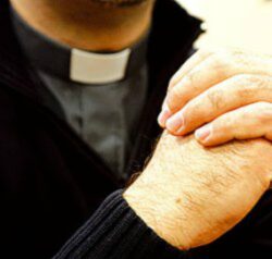 Raggirano parroco dal cuore d'oro