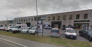 Rapinatore sbadato chiede informazioni ai passanti
