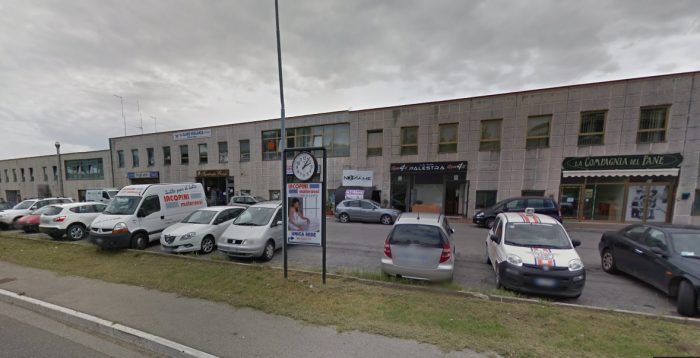 Rapinatore sbadato chiede informazioni ai passanti