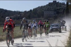 Gran Fondo Strade Bianche, tentativo di sabotaggio: filo spinato e chiodi sul percorso