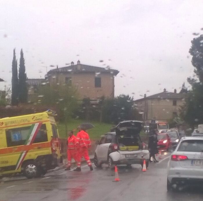 Strada scivolosa, incidente alla Coroncina