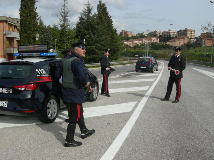 Ragazza strappa collana d'oro alla vittima della rapina