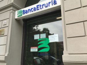 Rapina a mano armata alla banca in via Cavour