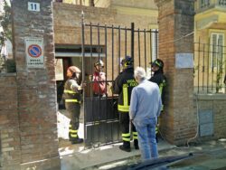 Travolto dal cancello nella villetta a San Prospero