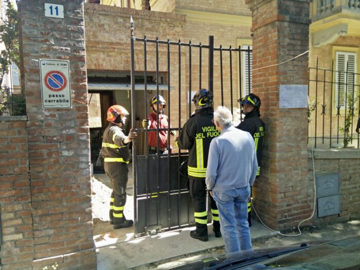 Travolto dal cancello nella villetta a San Prospero