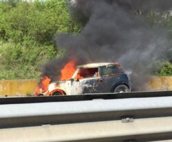 Auto in fiamme sulla Palio