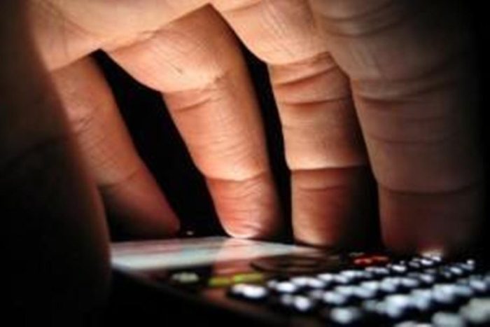 Compra telefono rubato e finisce nei guai