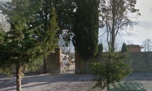 Ruba i denti d'oro ad un cadavere riesumato
