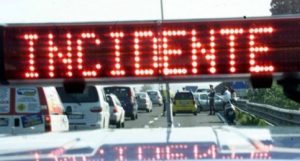A1: bus con turisti Usa colpito da paletto di ferro, ferito autista