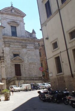 Parcheggi motorini in centro: nuovi posti e nuovi divieti